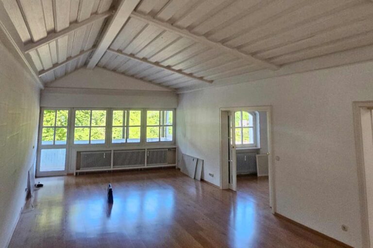 Entkernung einer Dachgeschosswohnung in einem denkmalgeschützten Gebäude